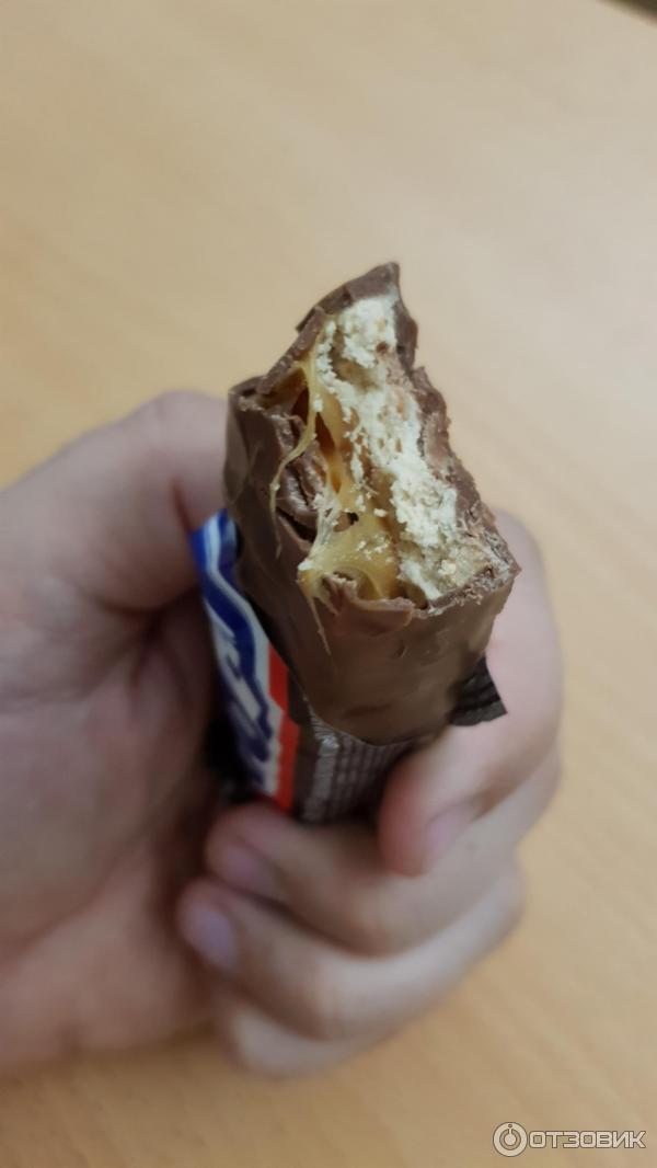 Шоколадный батончик Snickers фото