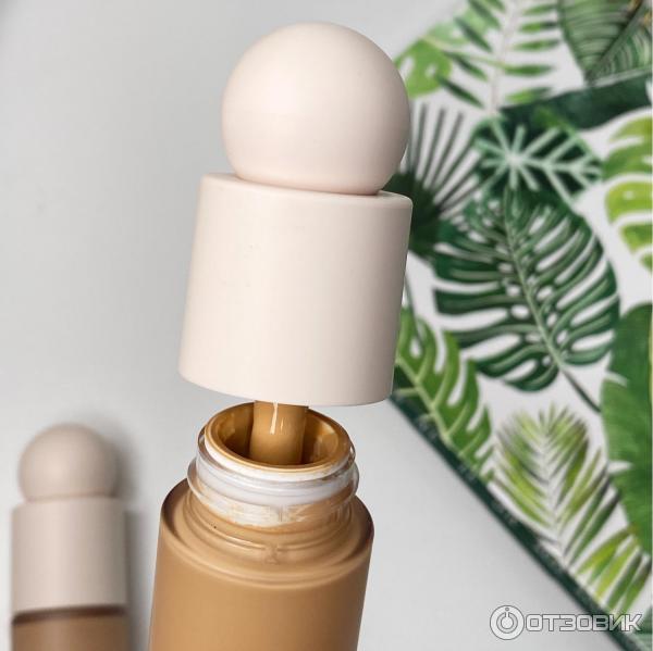 Тональная основа Rare Beauty Liquid Touch Weightless Foundation фото