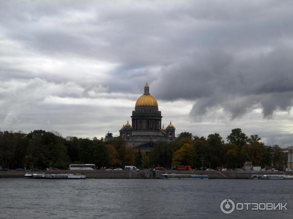 Пешая прогулка по набережной Невы на Васильевском острове (Россия, Санкт-Петербург) фото