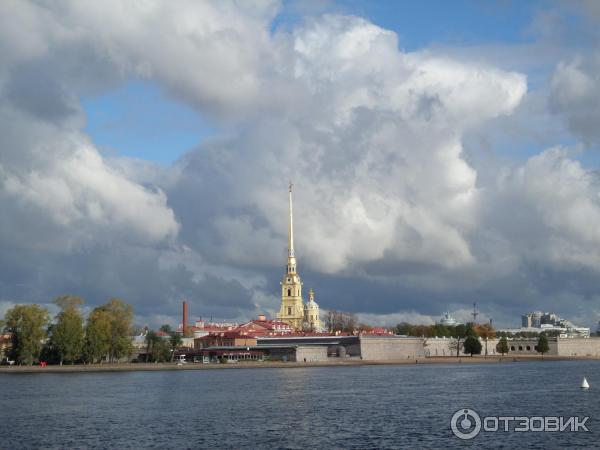 Пешая прогулка по набережной Невы на Васильевском острове (Россия, Санкт-Петербург) фото