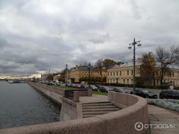 Пешая прогулка по набережной Невы на Васильевском острове (Россия, Санкт-Петербург) фото