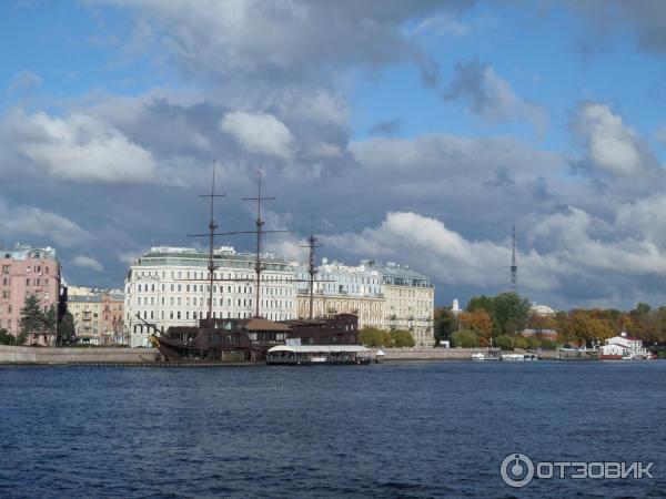 Пешая прогулка по набережной Невы на Васильевском острове (Россия, Санкт-Петербург) фото