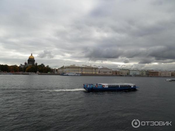 Пешая прогулка по набережной Невы на Васильевском острове (Россия, Санкт-Петербург) фото