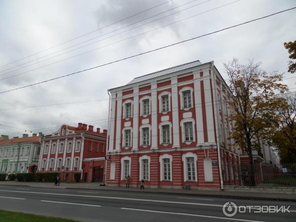 Пешая прогулка по набережной Невы на Васильевском острове (Россия, Санкт-Петербург) фото