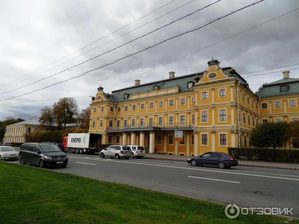 Пешая прогулка по набережной Невы на Васильевском острове (Россия, Санкт-Петербург) фото