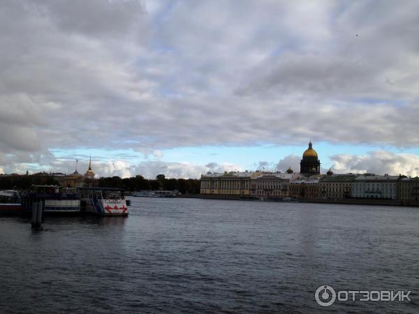 Пешая прогулка по набережной Невы на Васильевском острове (Россия, Санкт-Петербург) фото