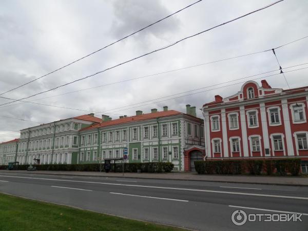 Пешая прогулка по набережной Невы на Васильевском острове (Россия, Санкт-Петербург) фото