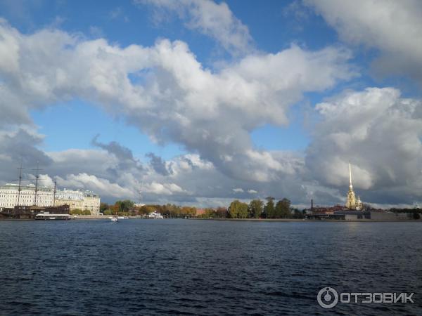 Пешая прогулка по набережной Невы на Васильевском острове (Россия, Санкт-Петербург) фото