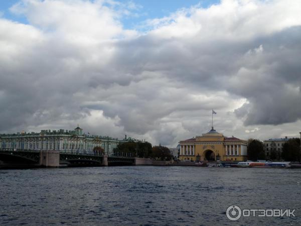 Пешая прогулка по набережной Невы на Васильевском острове (Россия, Санкт-Петербург) фото