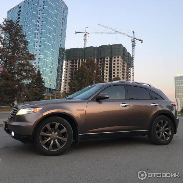 Автомобиль Infiniti FX35 кроссовер фото