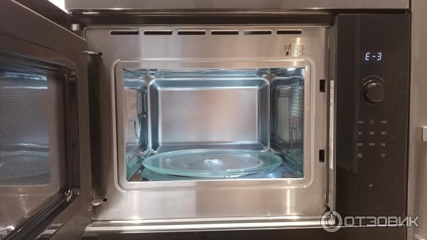 Встраиваемая микроволновая печь Bosch BFL554MSO, внутренняя поверхность, тарелка, панель управления